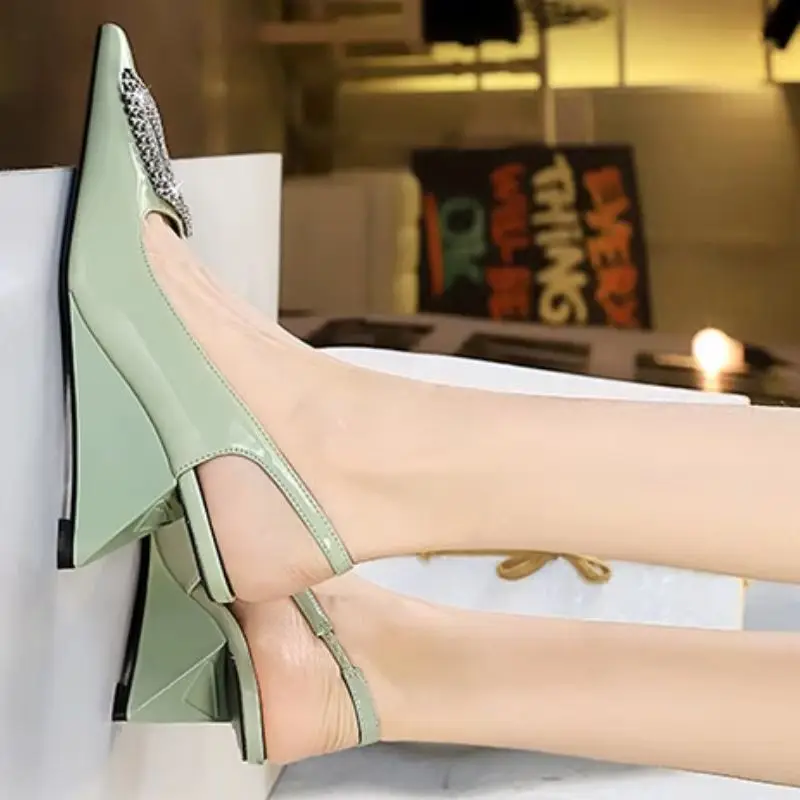 

Модные туфли из лакированной кожи с острым носком и полым ремешком на спине, туфли на высоком каблуке 6,5 см со стразами и пряжкой на танкетке, женские модные туфли-лодочки