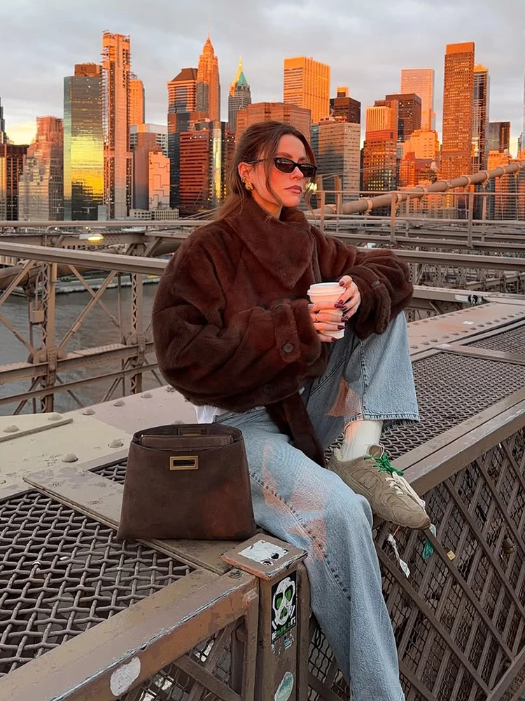 سترة Kpop برباط من الفرو الصناعي للنساء أنيقة بياقة واقفة مزدوجة الصدر سترات قصيرة دافئة للسيدات ملابس خارجية للشتاء اليومي للتنقل