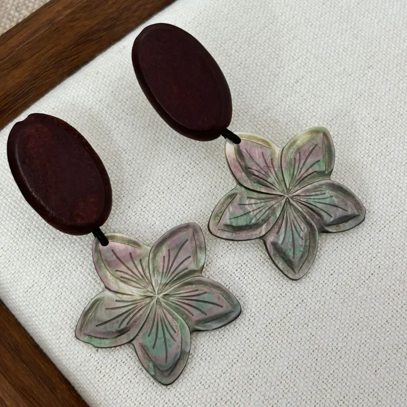Original handmade sandalwood oval pendant, black butterfly shell three-dimensional carved flower earrings, cross-border niche