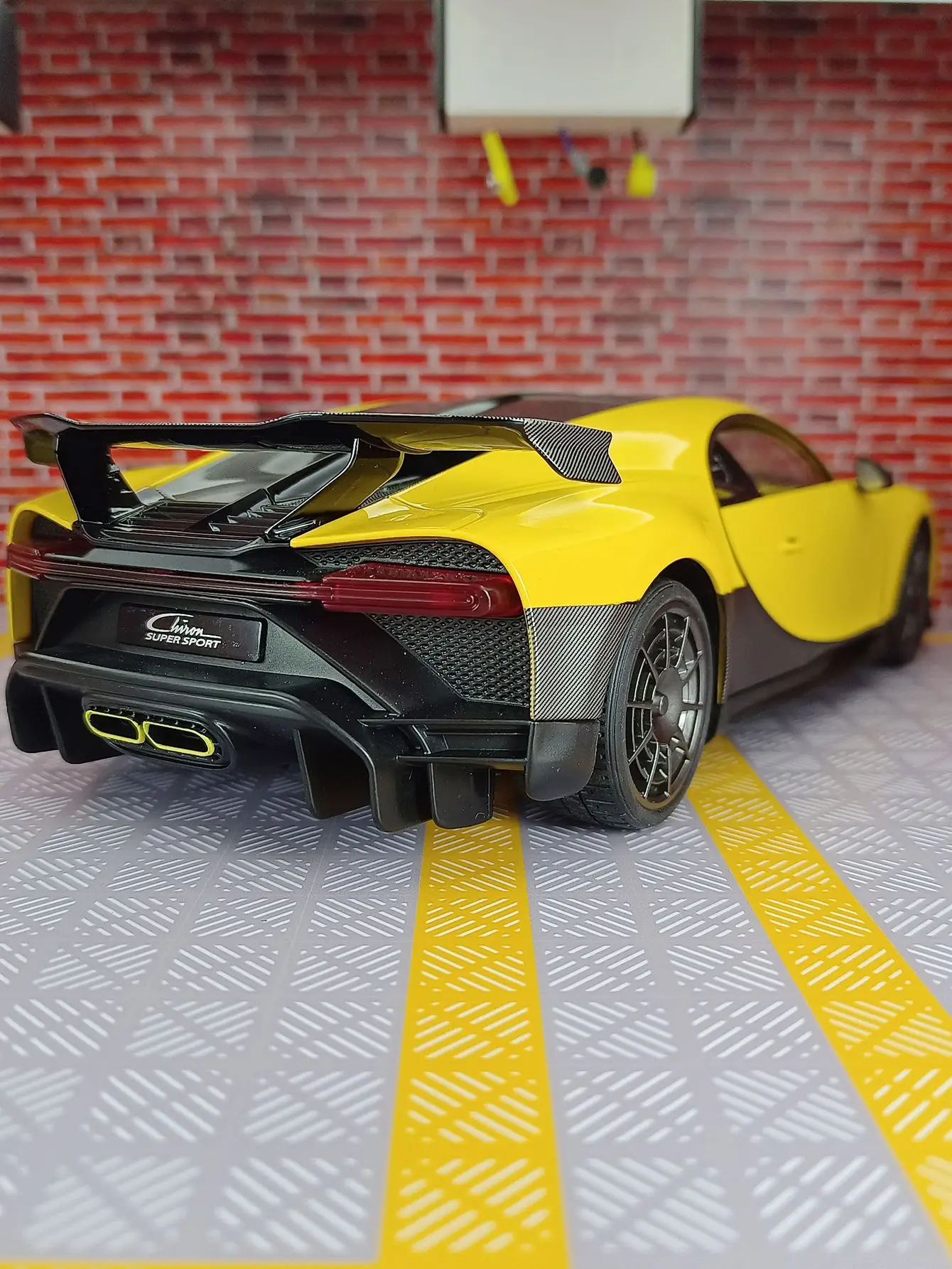 1-18-simulation-bugatti-alloy-car-model-supercar-large-size-doors-on-both-sides-that-can-be-opened-good-quality