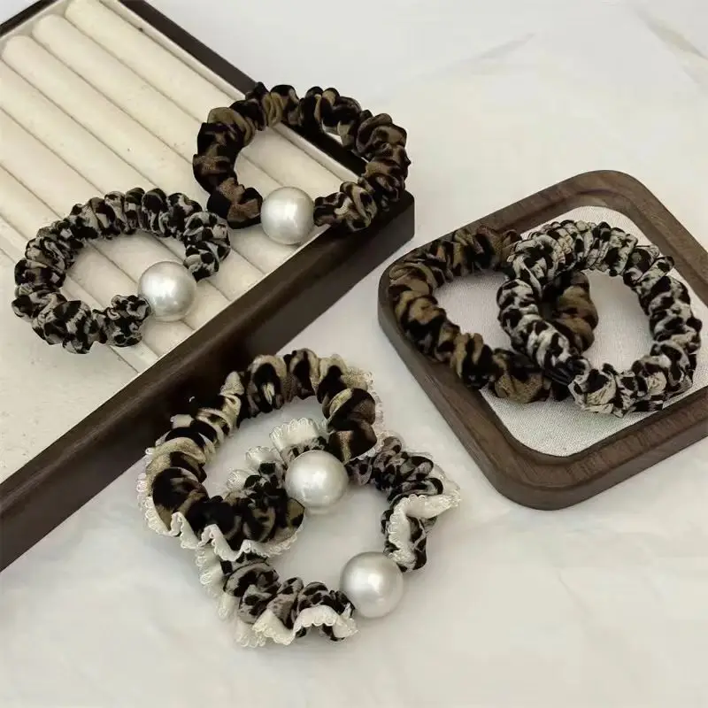 Retro and Trendy Leopard Print Pleated Hair Band Lady's Elegant and Exquisite Ponytail Hair Scrunchie for Travel and Photography