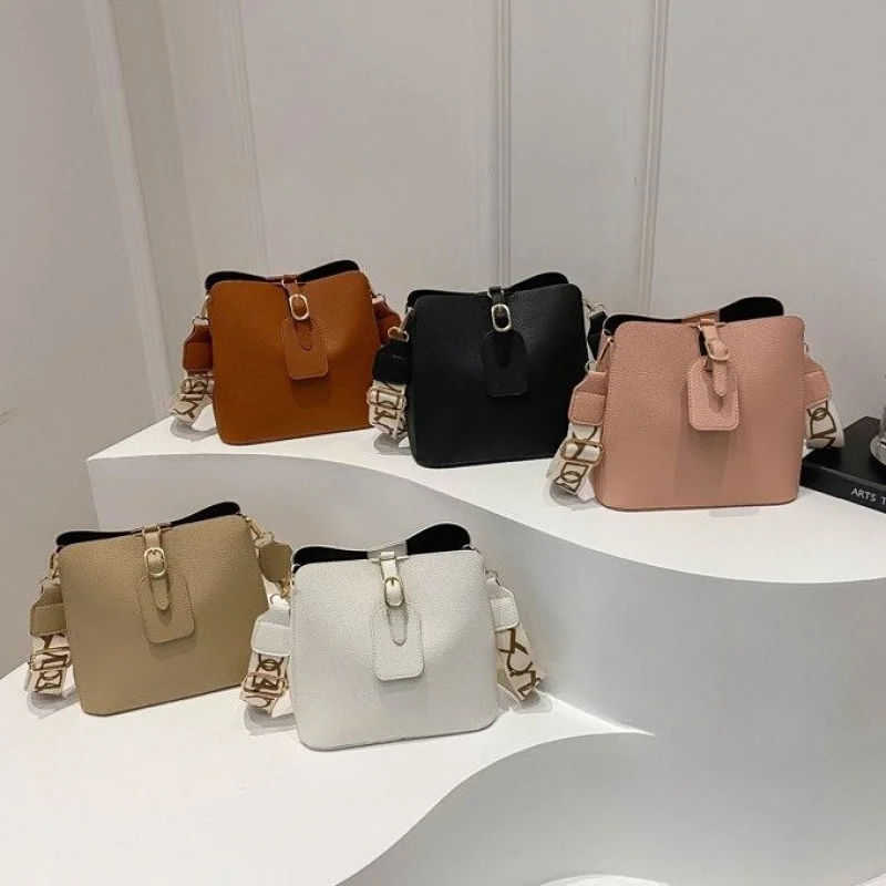 

Elegant Leather Women's Shoulder Bag High-End Luxury Brand Fashionable Famous Paris Elegant Embellishment Daily Bag​