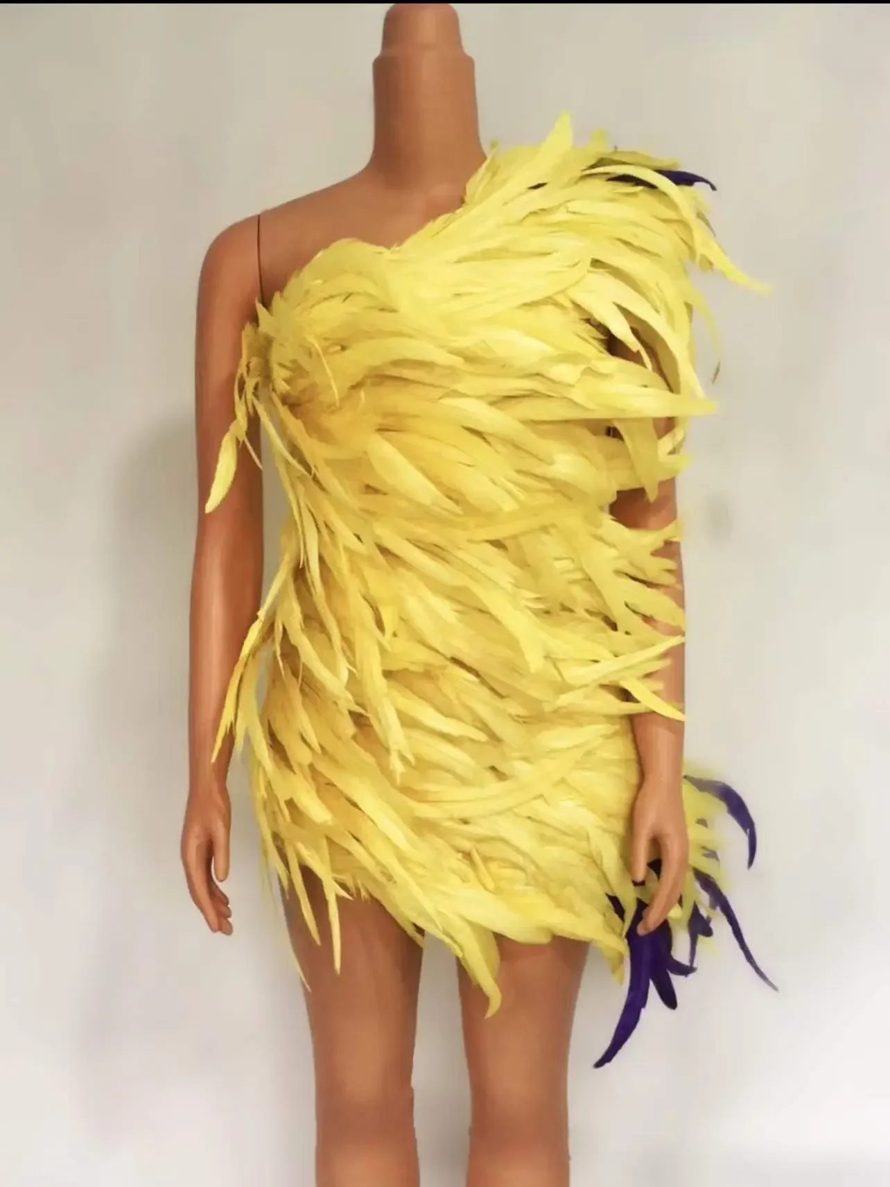 

Yellow Feather Mini Stretch Dress Women Sleeveless Concert Outfits Showgirl Samba Carnival Costume Fairy Dresses 2022 Fantasias