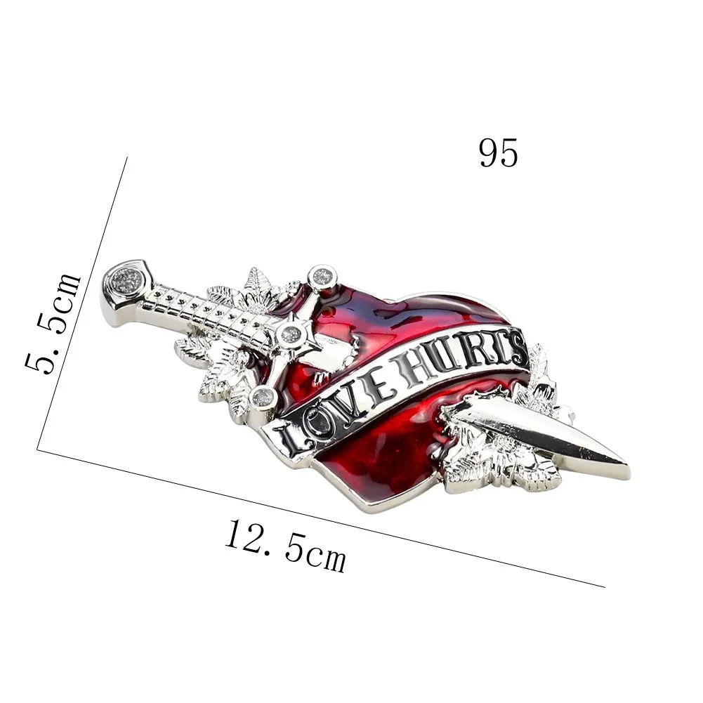 الحب يؤلم القلب والسيف حزام مشبك فريد من نوعه نمط فاسق مادة معدنية متينة دبوس مشبك الحرف مثالية لراكبي الدراجات النارية وأحزمة الروك