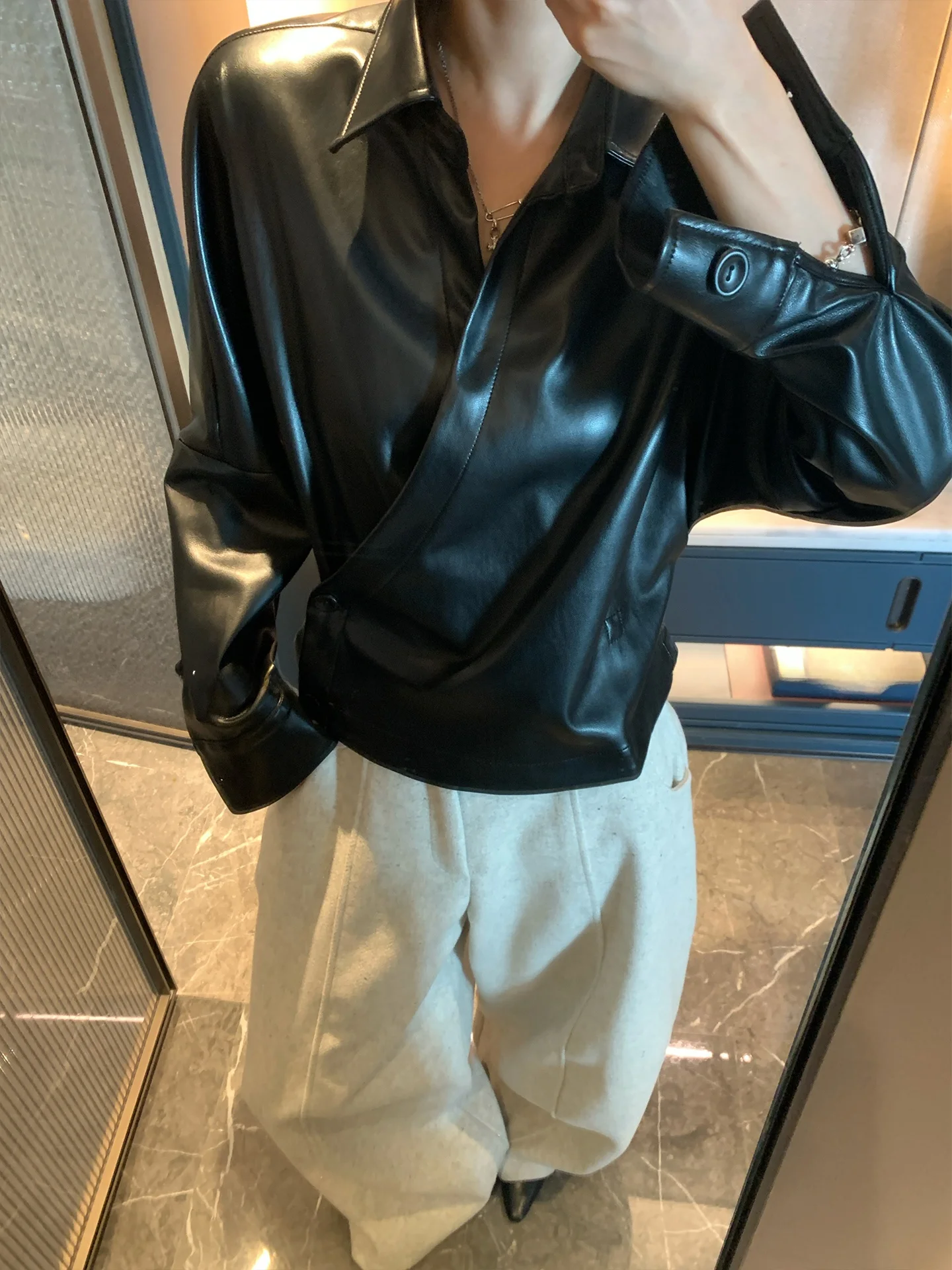 GV Big Brother Ele Preppy V-ne PU Leather irt Women's Versatile Design Sense Top Long Sve Zipper Closure Regular L...