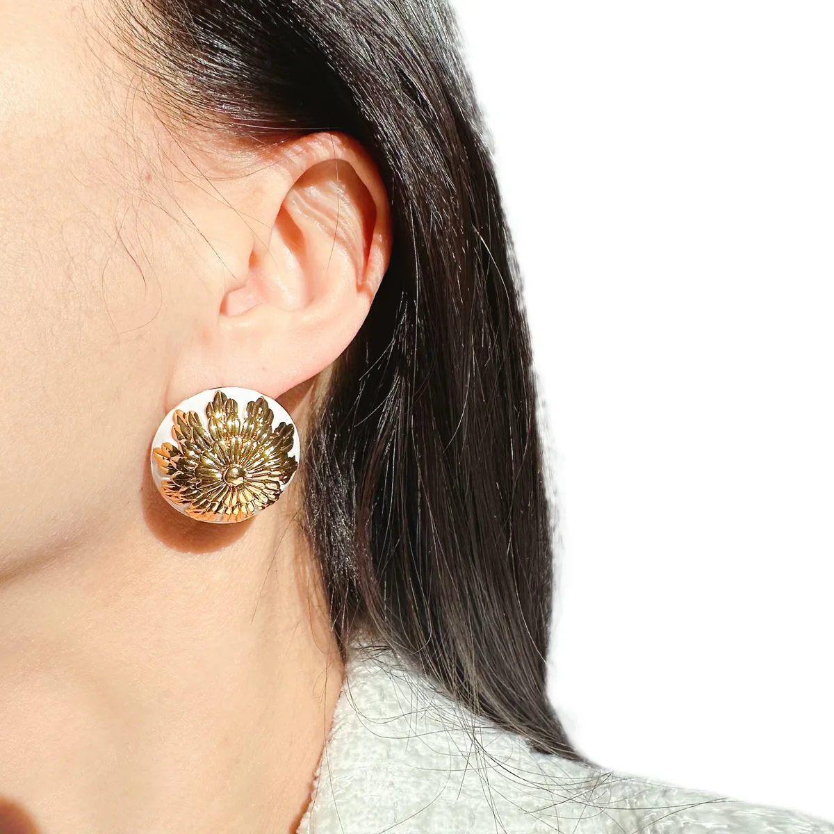 

[Miss Jenny]Vintage Stereo Relief Daisy Flower Enamel Earrings In vintage Round Earrings For Women Party Or Birthday Gift M046