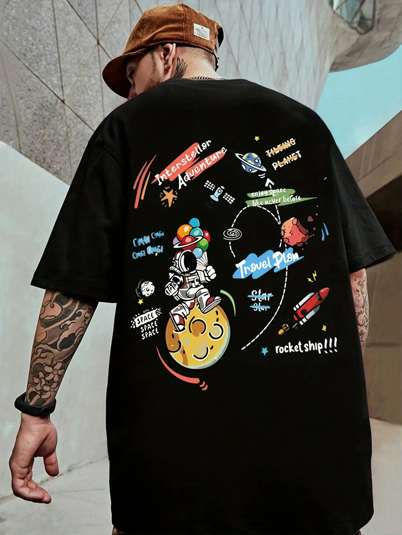 Camiseta gráfica Space Adventure para hombre, estampado de astronauta y extraterrestre con nave cohete y planetas, camiseta informal de manga corta con cuello redondo