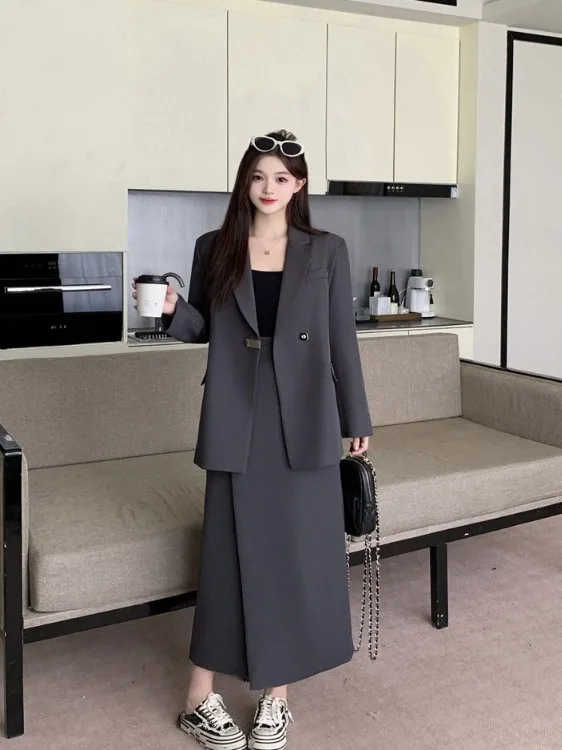 

Комплект для полных женщин: винтажный пиджак с высокой талией и драпировкой, а также юбка миди. Модный осенний трендовый костюм для офиса с длинными рукавами.