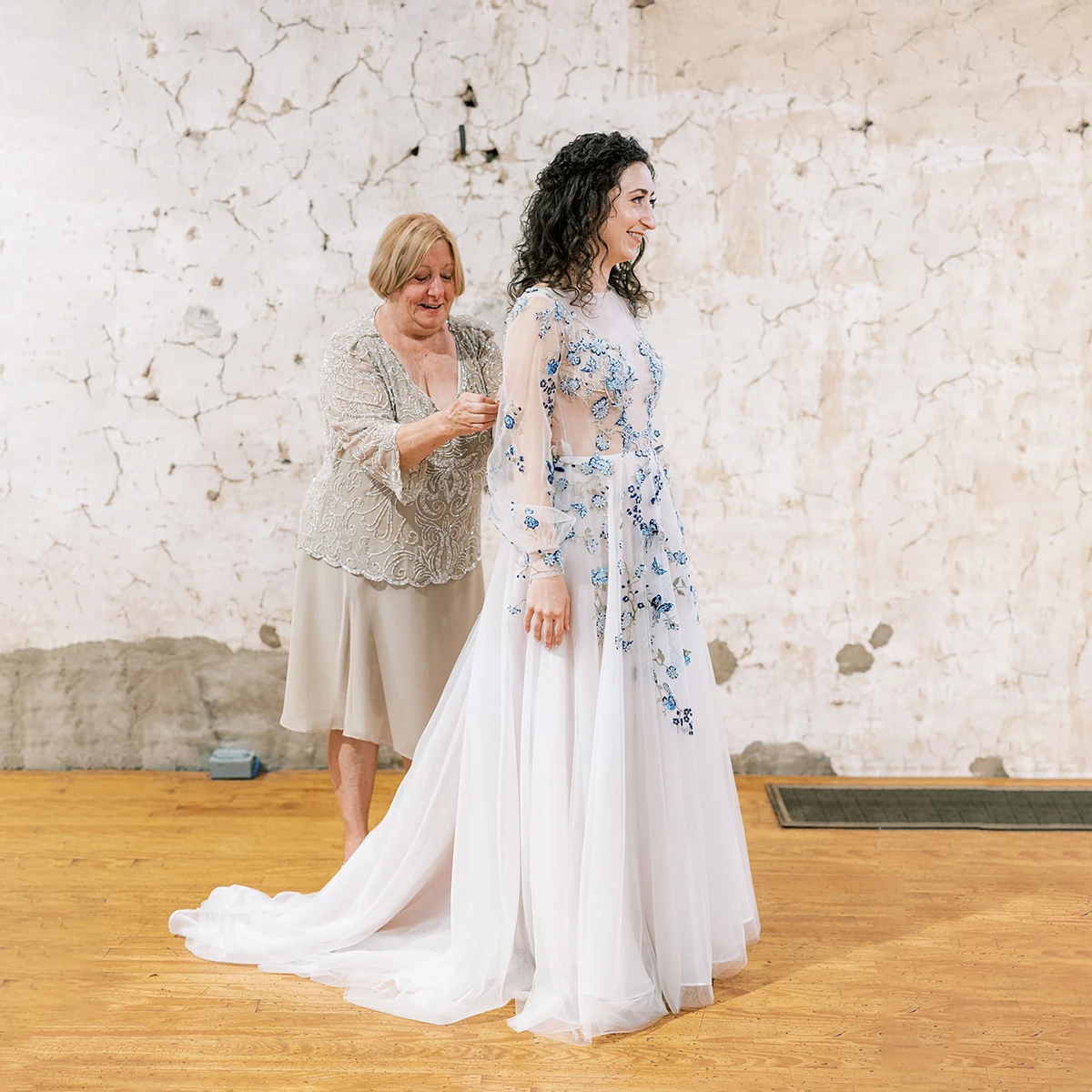 Long Puffy Sleeves Blue Embroidered Beading Wedding Dress A Line Sheer Bodice Customized Garden Tulle Bridal Gowns With Train