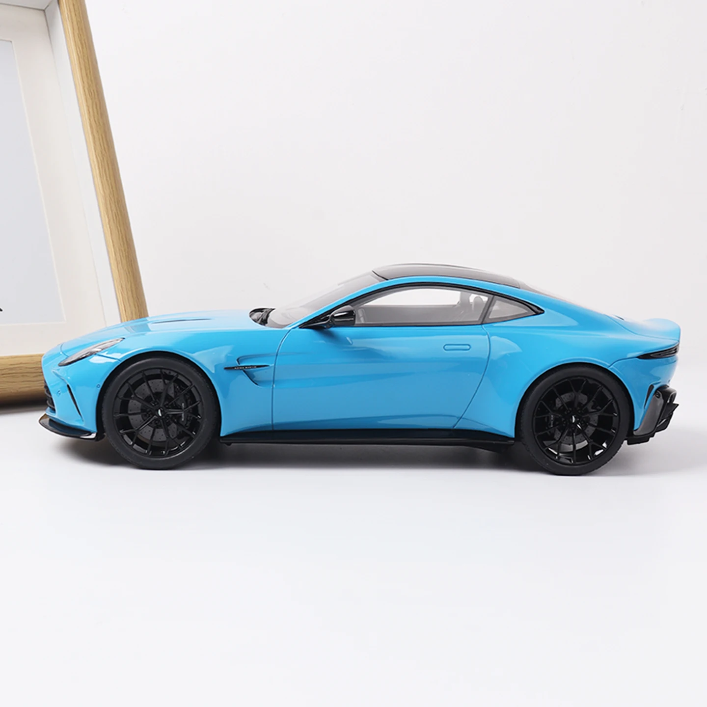 Gt Spirit 1:18 Realistic Car Model Aston Martin Vantage Elwood Blue 2024 Miniature Cars Resin Model Car Collection Cars Adult
