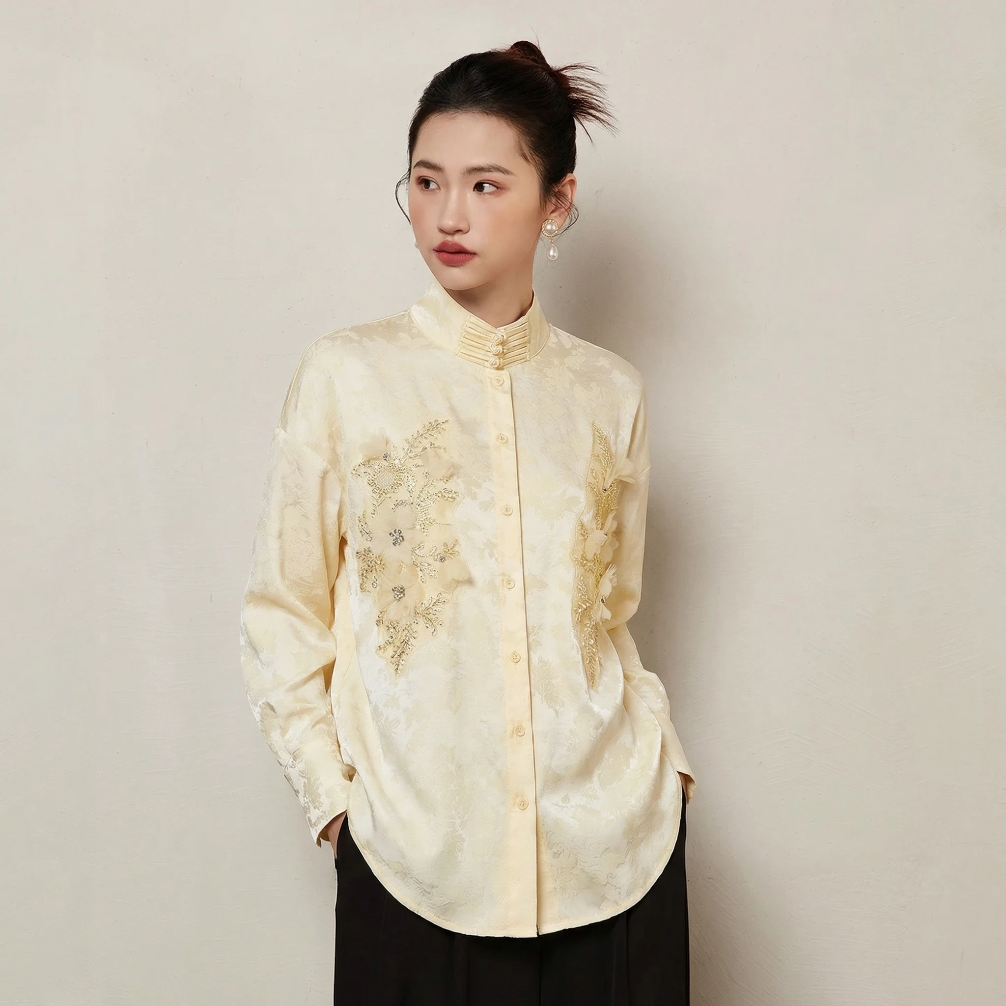 

Элегантная короткая вышитая рубашка в китайском стиле для женщин: модный топ класса люкс, омолаживающий образ, легкая роскошная рубашка