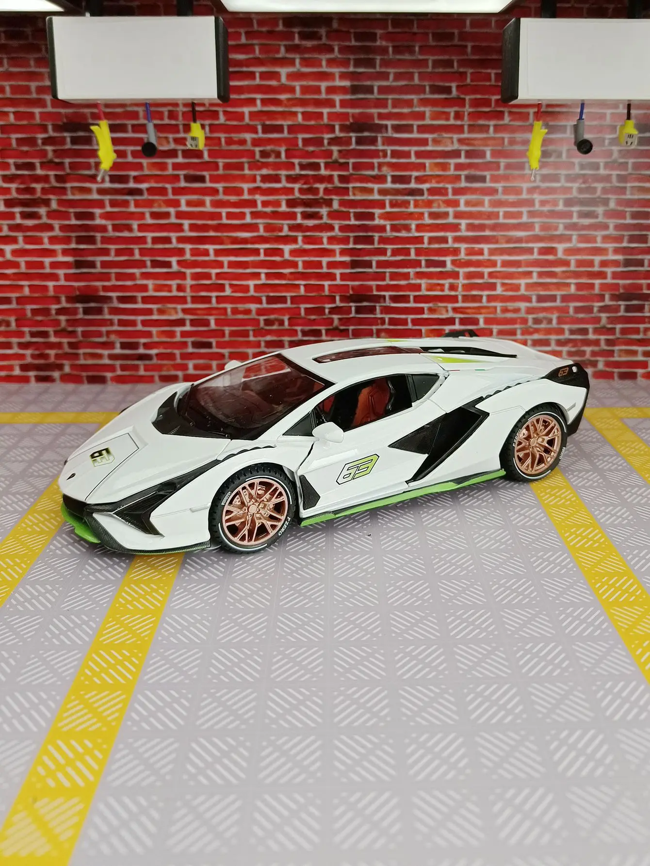 1:24 Lamborghini Sian Simulazione Modello di auto in lega Tirare indietro Modello di auto sportiva Ornamenti Ragazzo Collezione regalo di compleanno Giocattolo