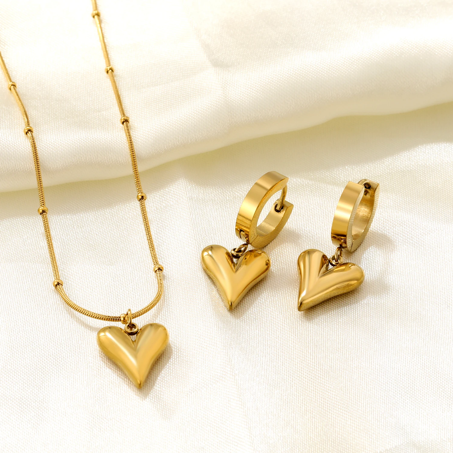 

Personality Minimalist Heart-Shaped Love Pendant Necklace And Earrings Set, Fashionable And Elegant Jewelry Set For Girls.