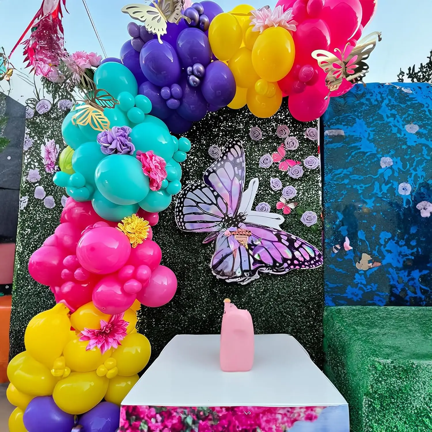 120-teiliges Set aus rosa, blauen und lila Ballonbögen, kombiniert mit bunten kleinen Schmetterlingsballons, geeignet für Magic Garde. – Detail 2