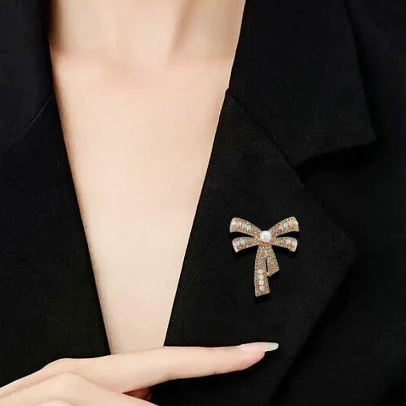 

Diamond Gift Ribbon Bow Brooch Women’s Rhinestone Metal Pin Light Luxury and Versatile Clothing Backpack Scarf and Accessories