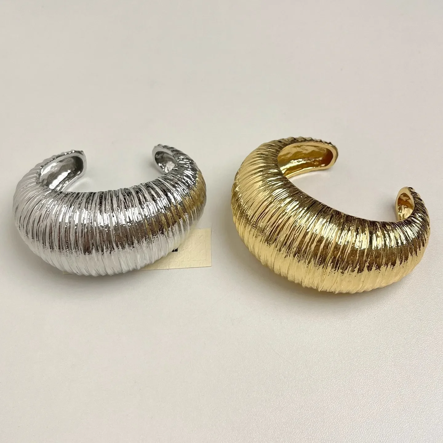 Niche Designer Silk Hooking Craft Arch Round Opening Texture Bangle Luxury High-end Wide Version Plain Ring Exquisite Jewelry