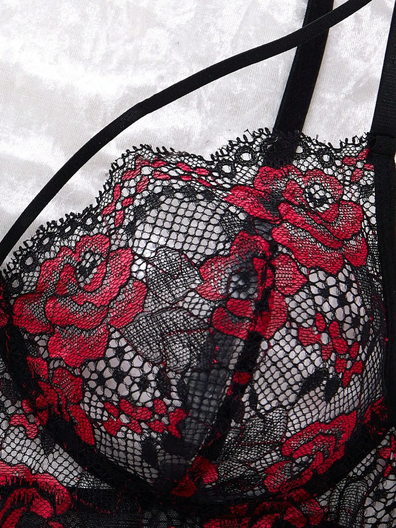 Vestido de Renda Transparente Preto com Bordado de Rosa Vermelha e Conjunto de Tanga Correspondente