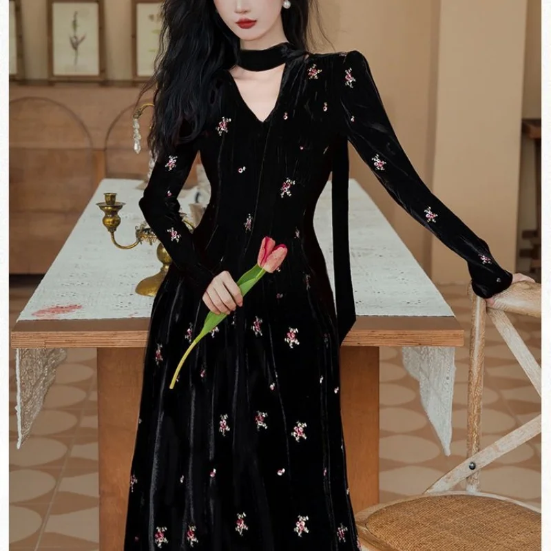 Francuska sukienka w stylu Hepburn z czarnego aksamitu dla kobiet, nowy projekt na jesień i zimę 2025, z kwiatowym haftem, elegancka, długa.