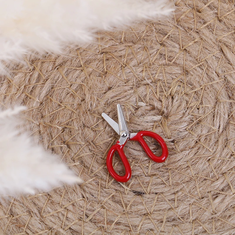 1Pc Casa delle bambole in miniatura Manico rosso Forbici piccole Modello 1/12 Mini Simulazione Mobili Forbici Giocattoli Accessori