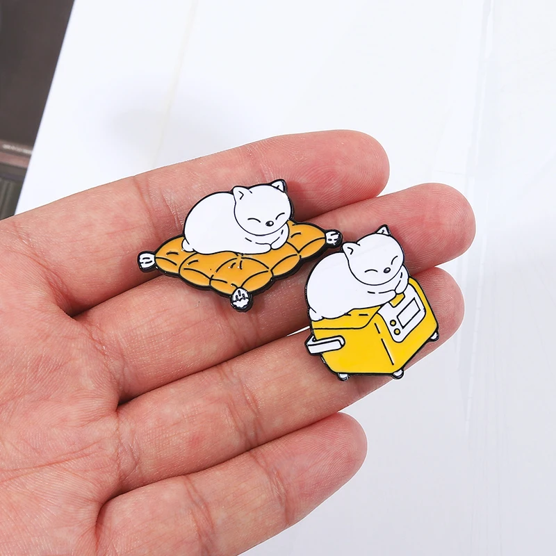 Broche en émail de dessin animé drôle pour enfants, tasse de nettoyage, insignes de revers, bijoux d'animaux, cadeau d'amis, chats coquins, chaton noir personnalisé, pins