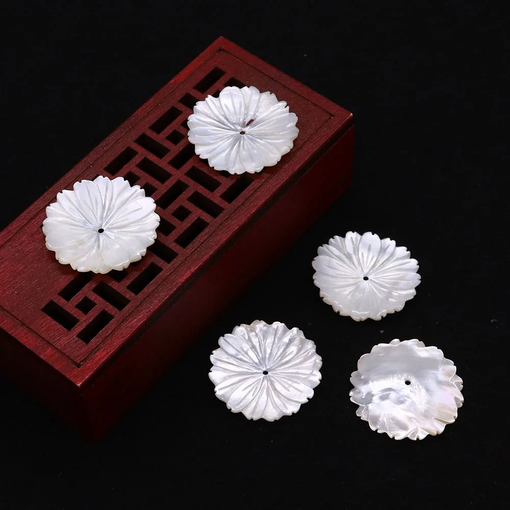 2pcs Exquisite Natural Sea Shell Polished and Carved Flower-shaped Single-hole Loose Beads DIY Fashion Accessories for Necklaces