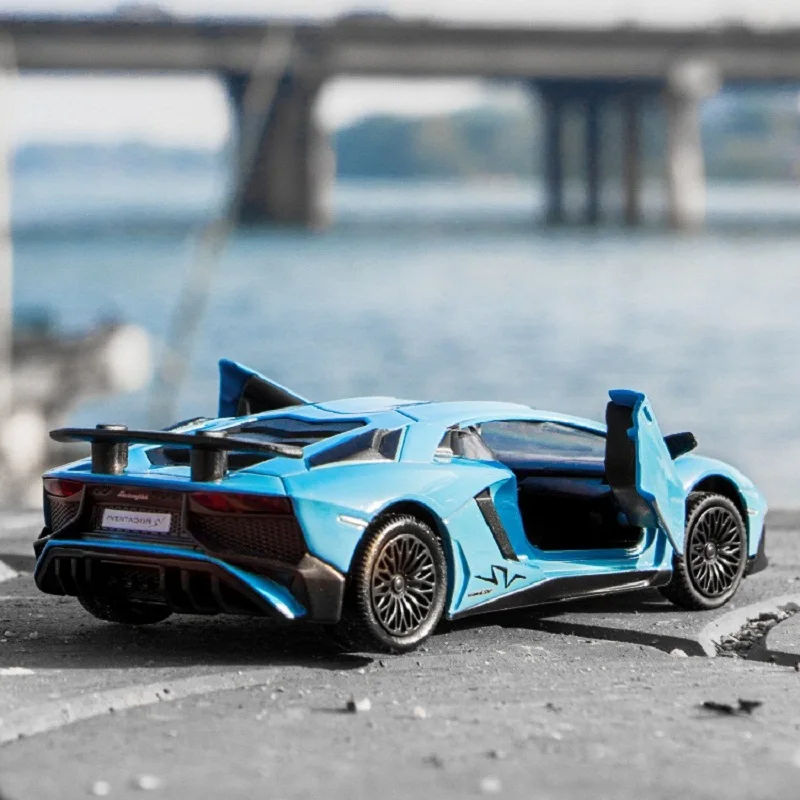 محاكاة Diecasts ولعبة المركبات لامبورغيني أفينتادور SV Supercar RMZ city 1:36 نموذج سيارة مصنوع من خليط معدني التراجع والأبواب المفتوحة