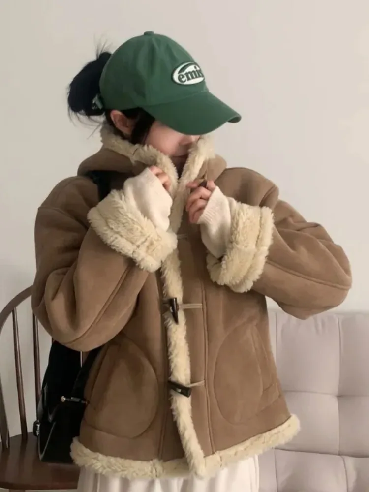 Casaco de couro de pele emendada retrô com capuz solto ort feminino inverno novo sle botão acima qualidade superior material exclusivo on-line