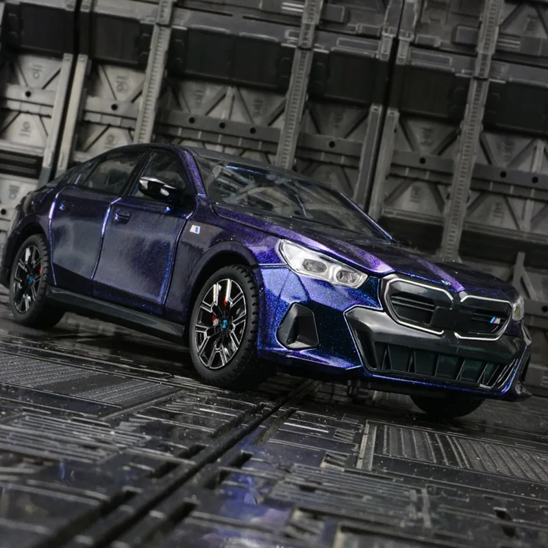 

1:24 BMW i5 M60 модель автомобиля из сплава, большой купе, звуковая и световая подвеска, детская игрушка, подарок на день рождения