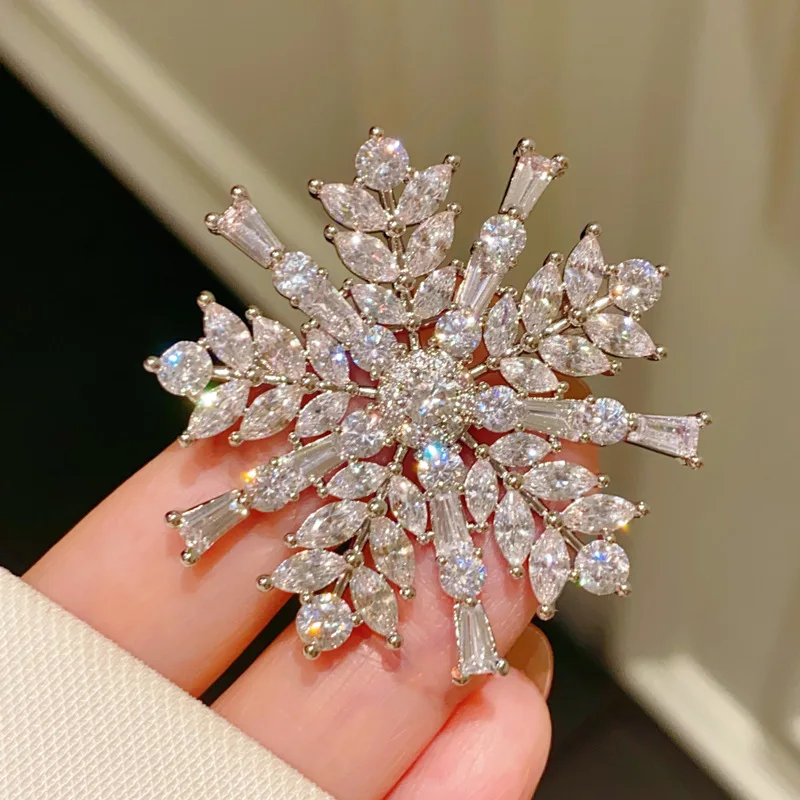 Brooches for Women Christmas Snowflake Ice and Snow Secret Sparking Zircon Suit Coat Pin Buckle Corsage Fashion Accessories