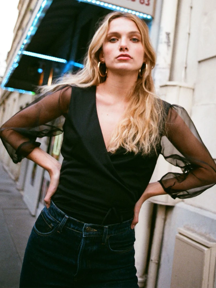 

Элегантная черная футболка с V-образным вырезом и вставками, женская, премиум-класса, с дизайнерским акцентом, укороченная, прямого кроя, однотонная, из полиэфирного волокна