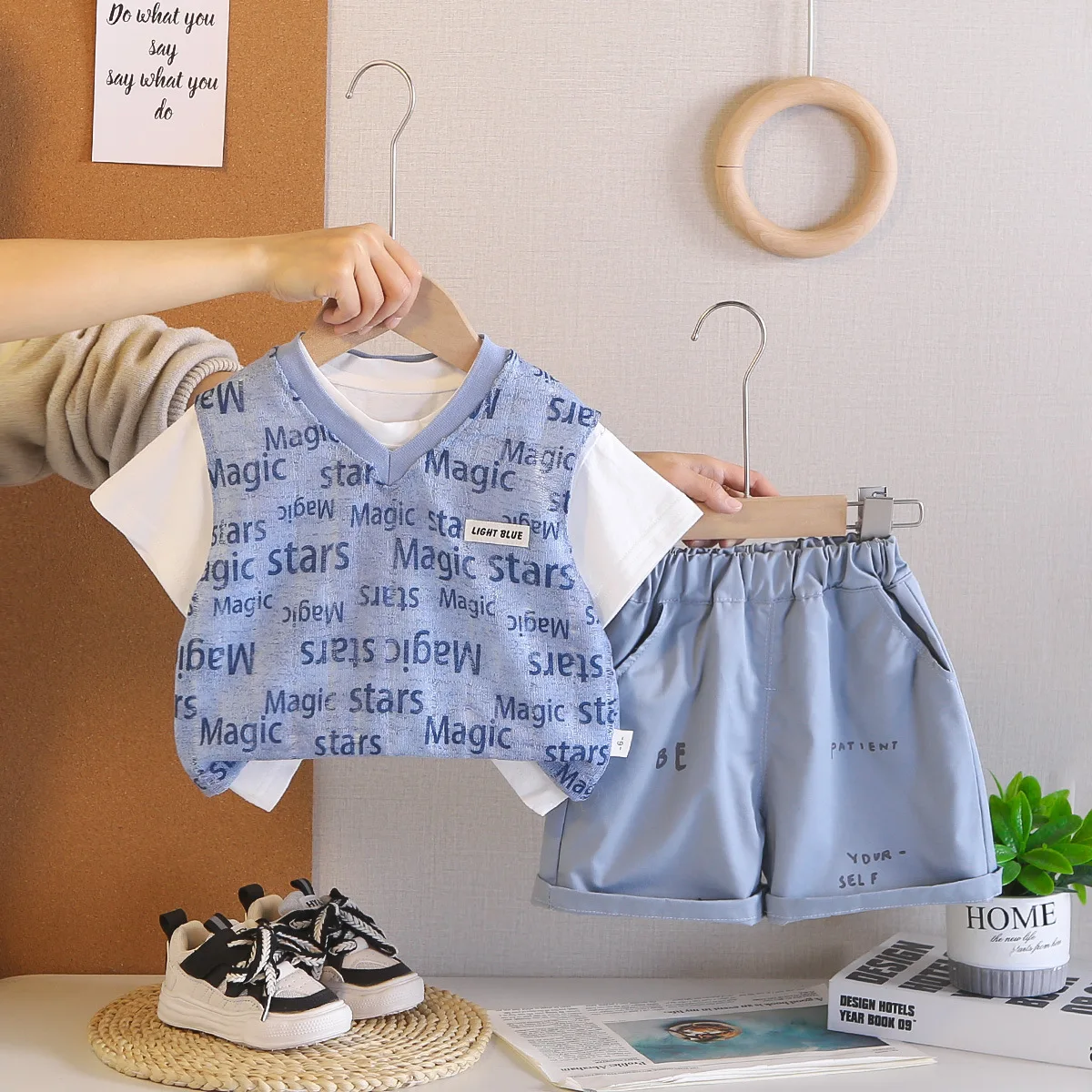 

Комплект одежды для мальчиков 2025: Летний набор для малышей (жилет с принтом, футболка, шорты) – 3 предмета, повседневная детская одежда для 1-5 лет