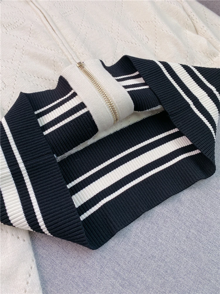 Retention money! S family ~ French black and white contrast lapel zipper sweater fashion slim striped long sleeve top woman