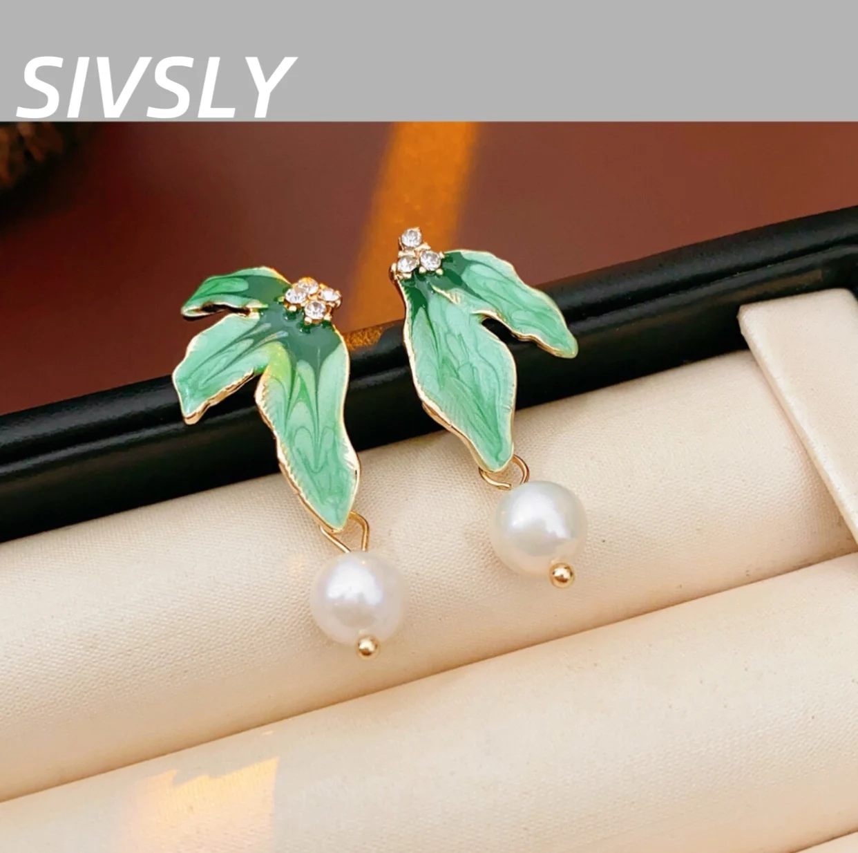 

Hot-selling leaves dripping oil pearl earrings, luxurious and high-end feeling, temperament, earring design, versatile ear