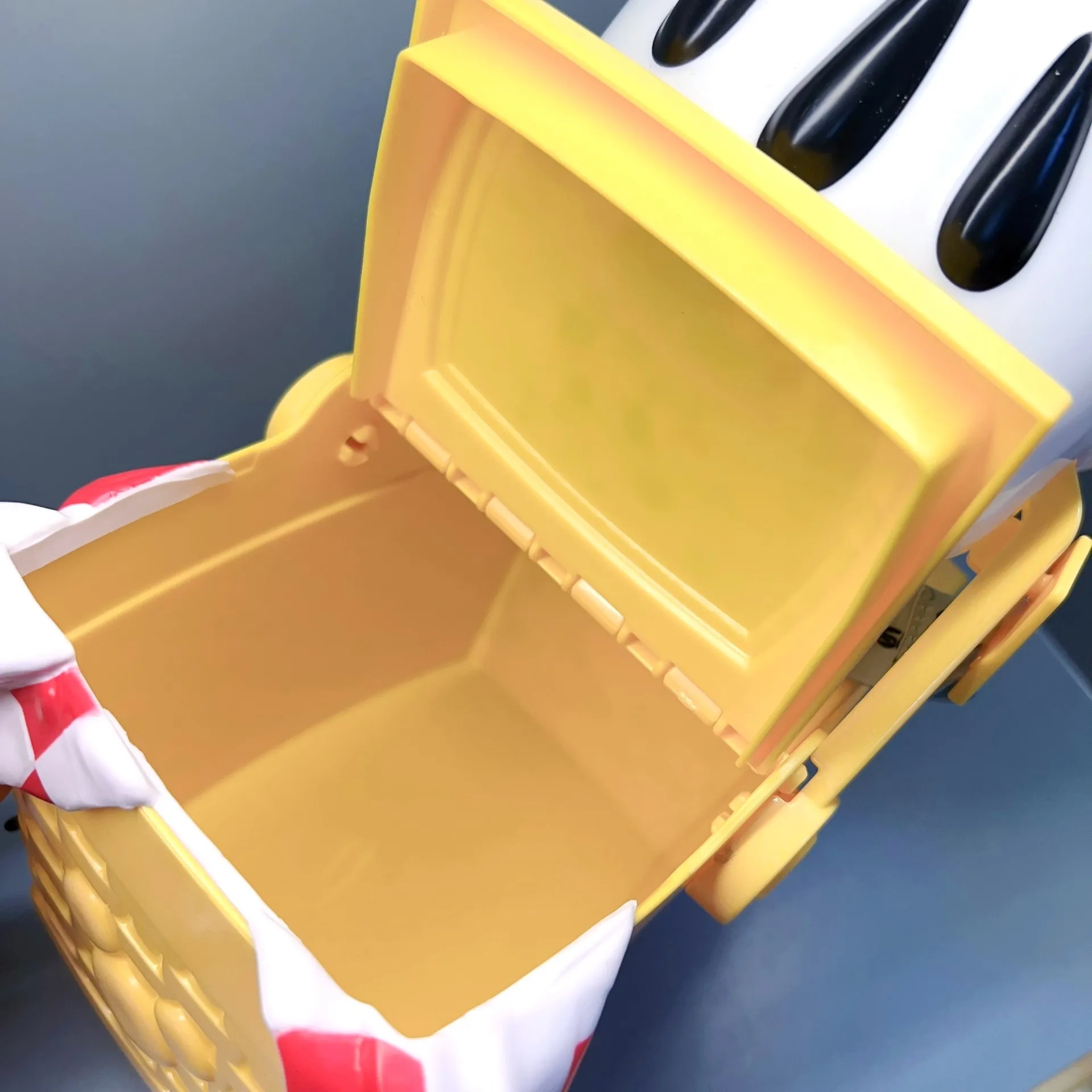 Shanghai Disney: Mickey-Picknickkorb mit Handschuh-Motiv und Popcorn-Eimer zur Aufbewahrung und Präsentation