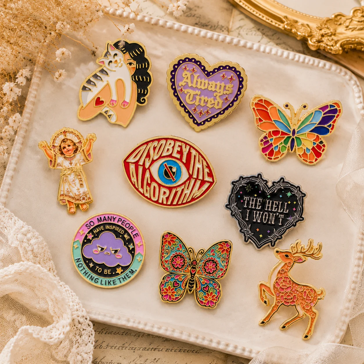Broche en émail 'Disobey The Algorithm' avec motifs Papillon coloré, Cerf, Ange, Chat, Citation, Cœur, Bijou cadeau pour sac à dos