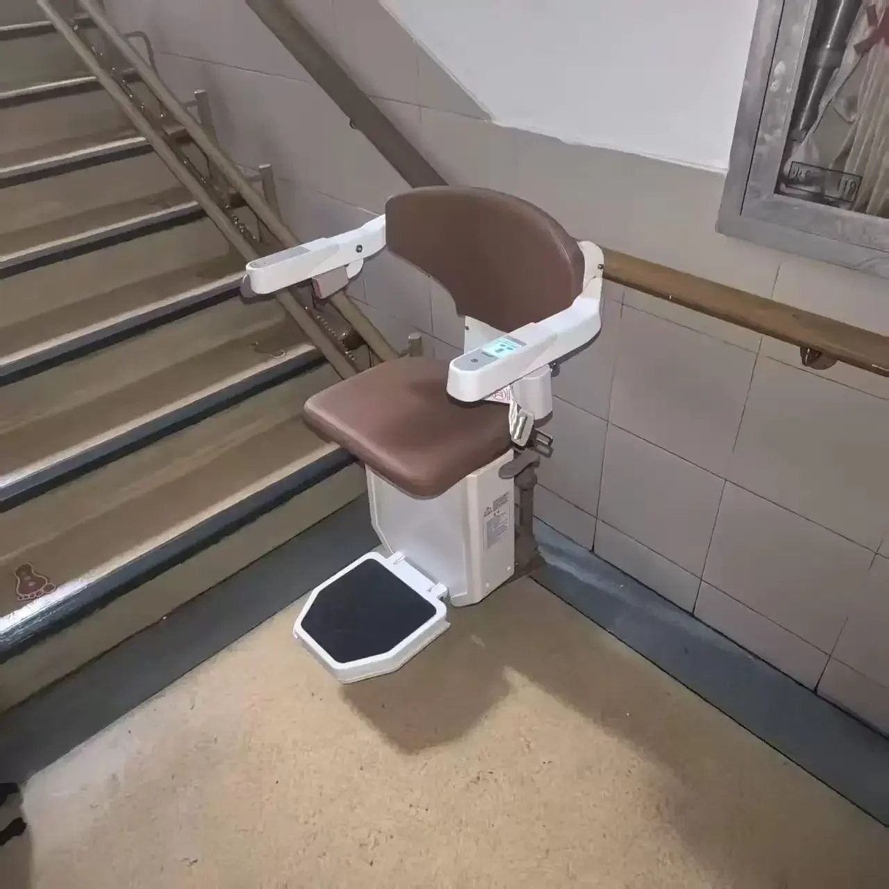 Lifting and climbing artifact, seat elevator for the elderly
