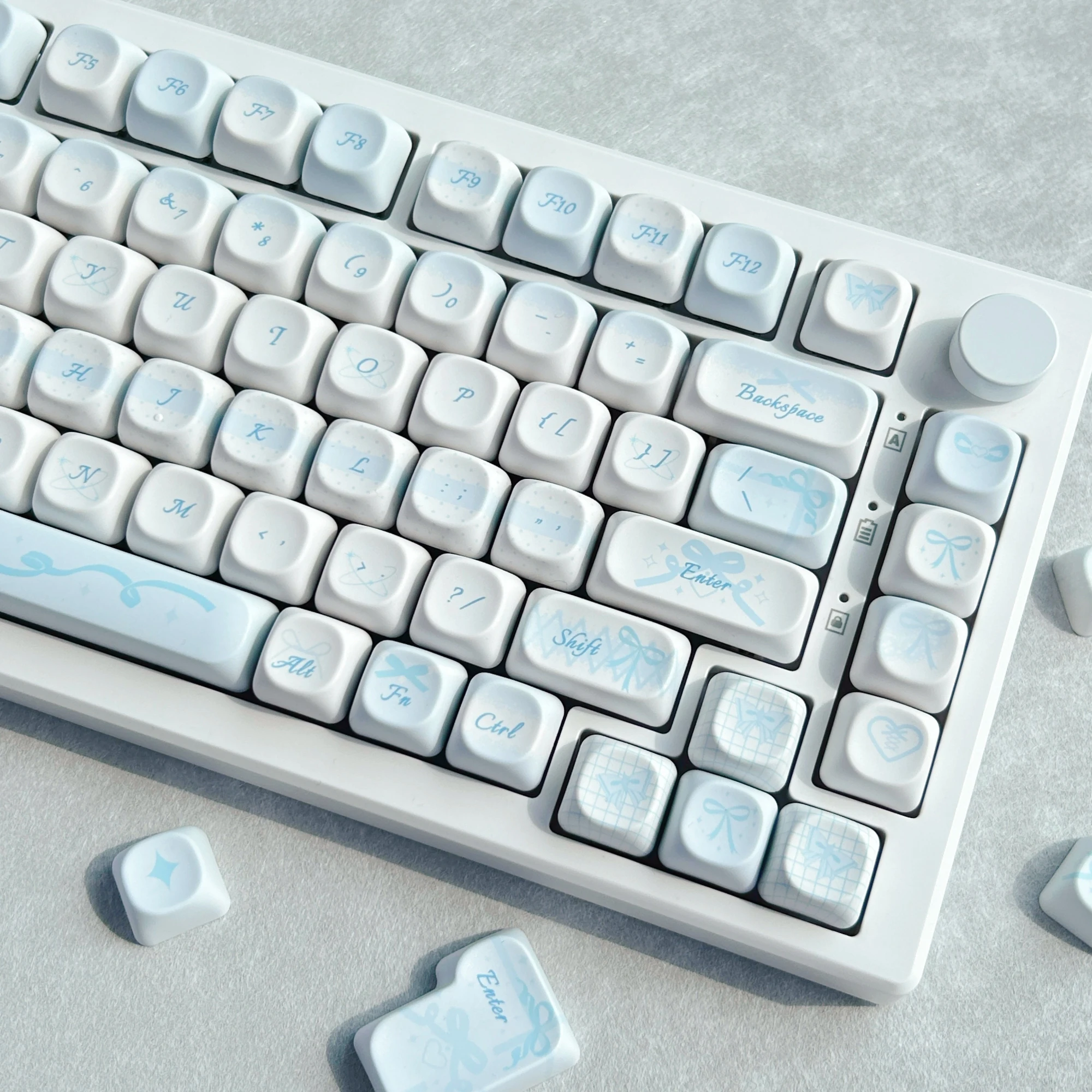 

MAIMOOO Light Blue MOA Keycap PBT Thermal Sublimation Custom Cute Bow Keycaps for Aula Ajazz Alice Layout Mechanical Keyboard