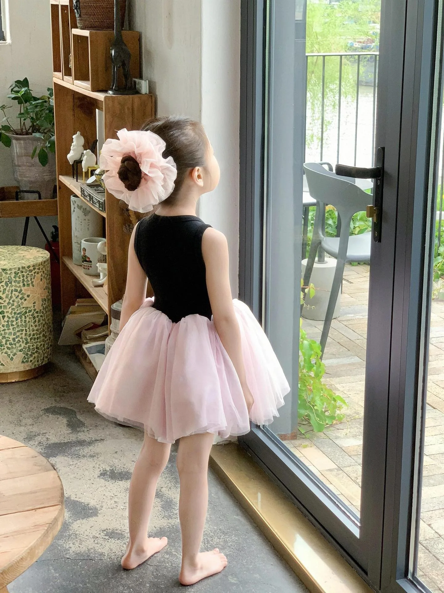 プリンセススタイルメッシュベストドレス女の子夏服新しいバレエスタイル黒とピンクのグラデーションカラーブロックふわふわノースリーブドレス