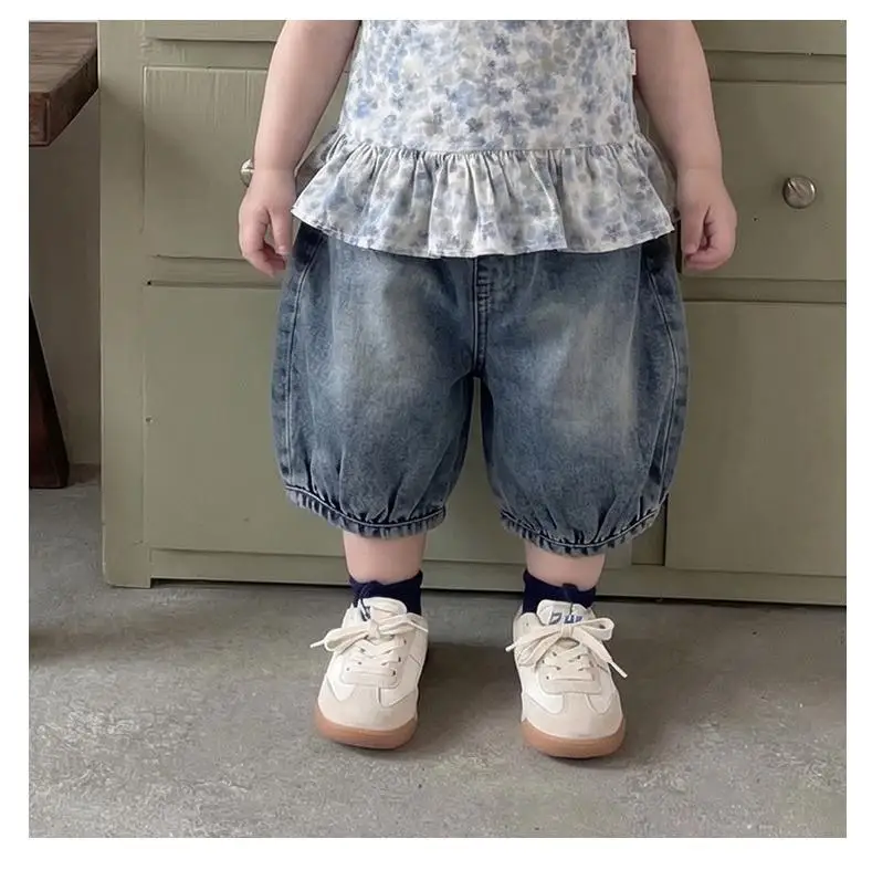 

Новые летние джинсовые шорты для малышей 2026 года: однотонные свободные джинсы для девочек, повседневные шорты для мальчиков, милая одежда для малышей
