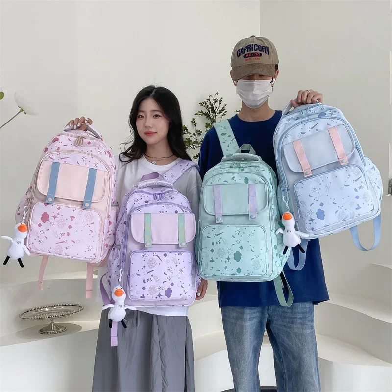 Mochila escolar sencilla de estilo universitario para estudiantes y adolescentes, morral de viaje con bonito colgante, de gran capacidad, a la moda