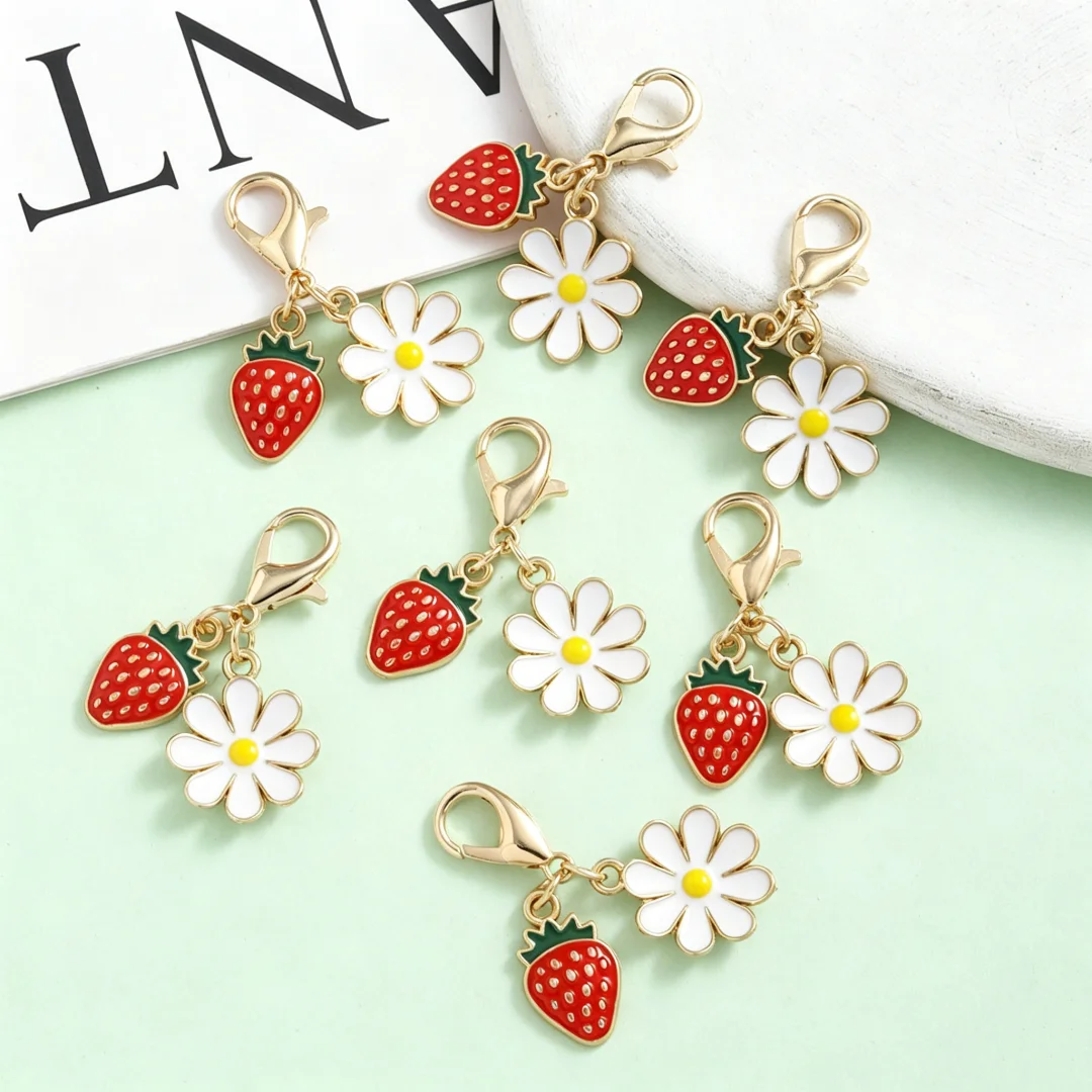 Daisy and strawberry pendant flowers, bag keychain pendant decoration accessory, decorative accessory for bags