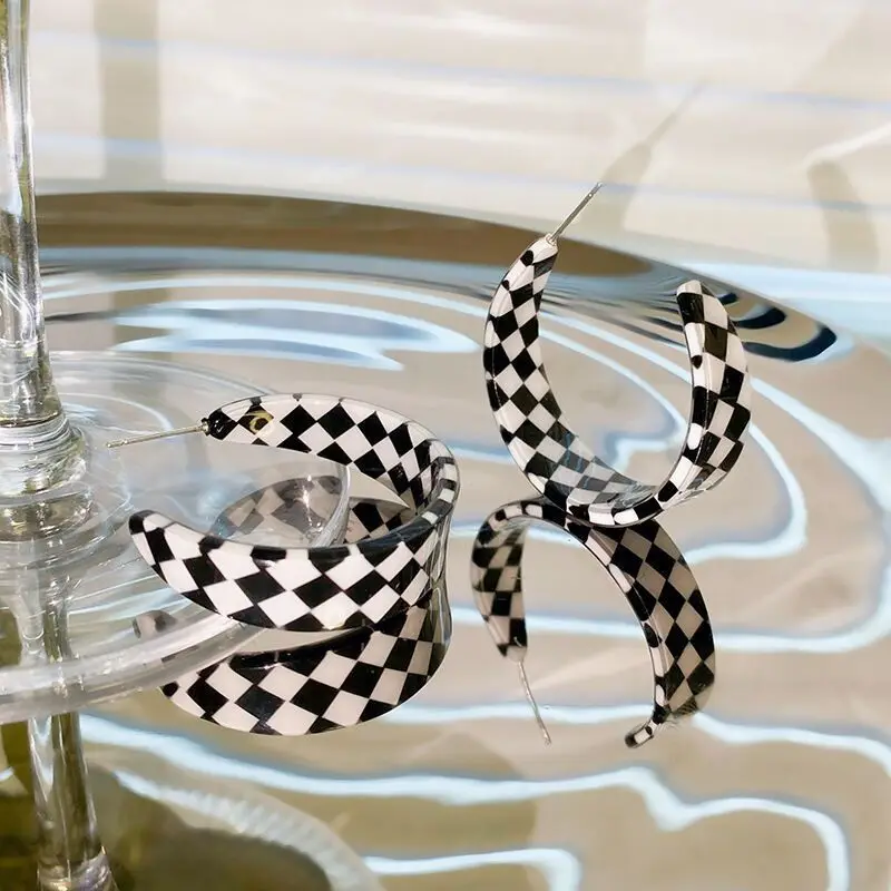 Black White Checkered C‑Shaped Hoop Earrings for Women Trendy Chessboard Pattern Open Hoop Earring Fashion Party Daily Jewelry