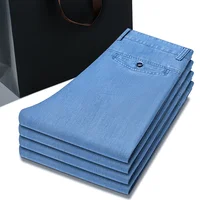 2025 Primavera Verano nuevos pantalones vaqueros sueltos finos de color azul claro para hombres moda de negocios pantalones vaqueros elásticos de tela Lyocell pantalones de marca masculina