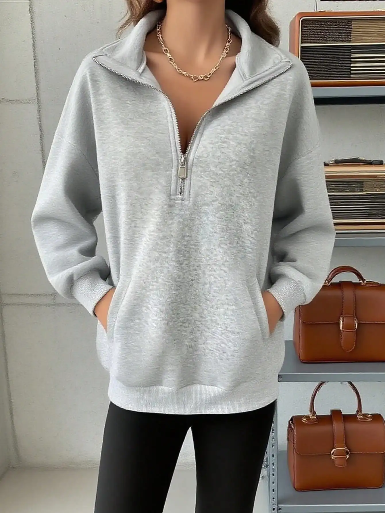 

Женская серая толстовка оверсайз с короткой молнией, спущенным плечом и передними карманами