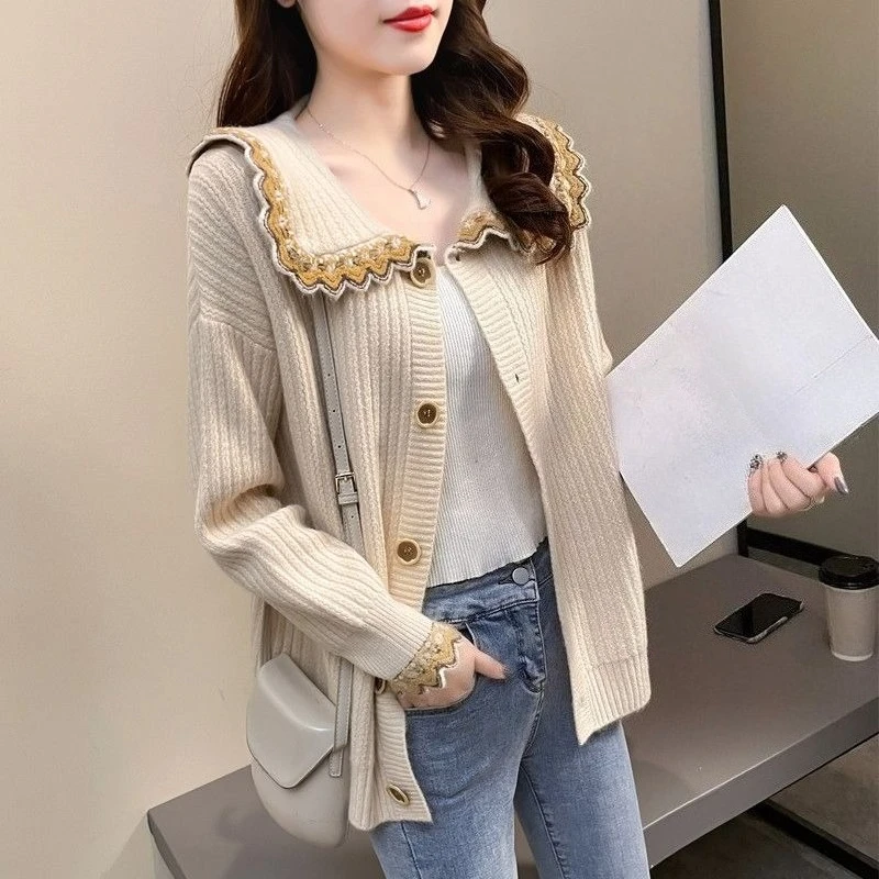 Damski sweter rozpinany z dzianiny w nowym koreańskim stylu z luźnym kołnierzykiem typu doll collar, zapinany na guziki, idealny na wiosnę i jesień.