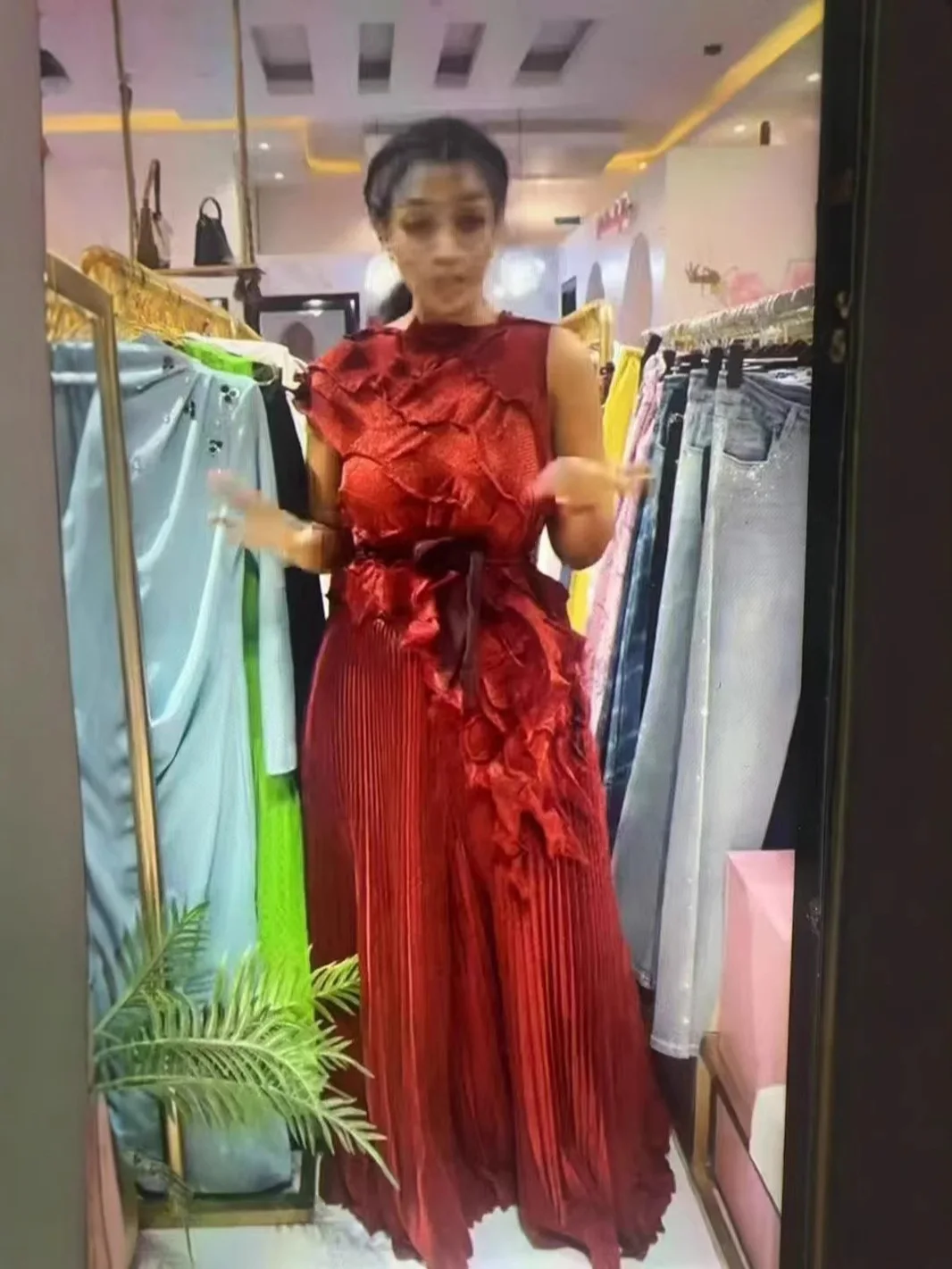 Damski dwuczęściowy zestaw: T-shirt bez rękawów z okrągłym dekoltem, patchworkowy, w jednolitym kolorze, składane modne spodnie z szerokimi nogawkami, letni komplet damski 2025.