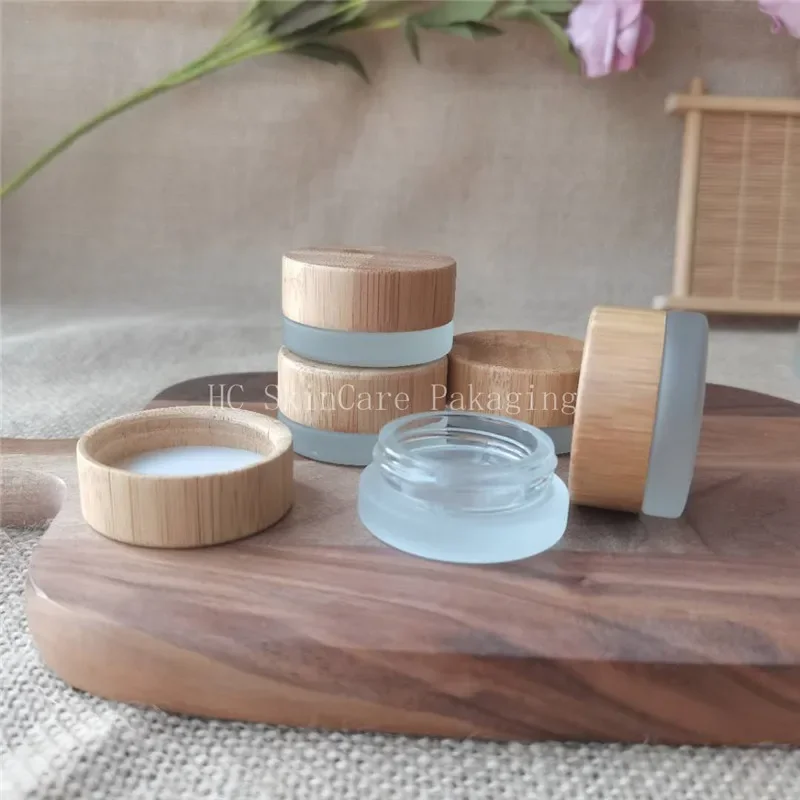 Popular portátil nuevos productos cosméticos CBD tarro maquillaje polvo suelto uso forma de boca redonda mini tarro de vidrio con tapa de madera de bambú