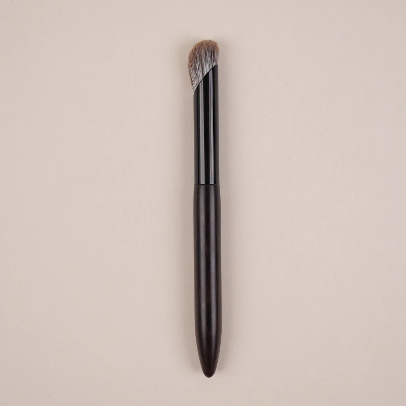 YIZHIBI specializes in hand-made makeup brushes. Inclined tube refers to abdominal eye brush with snow fox hair.