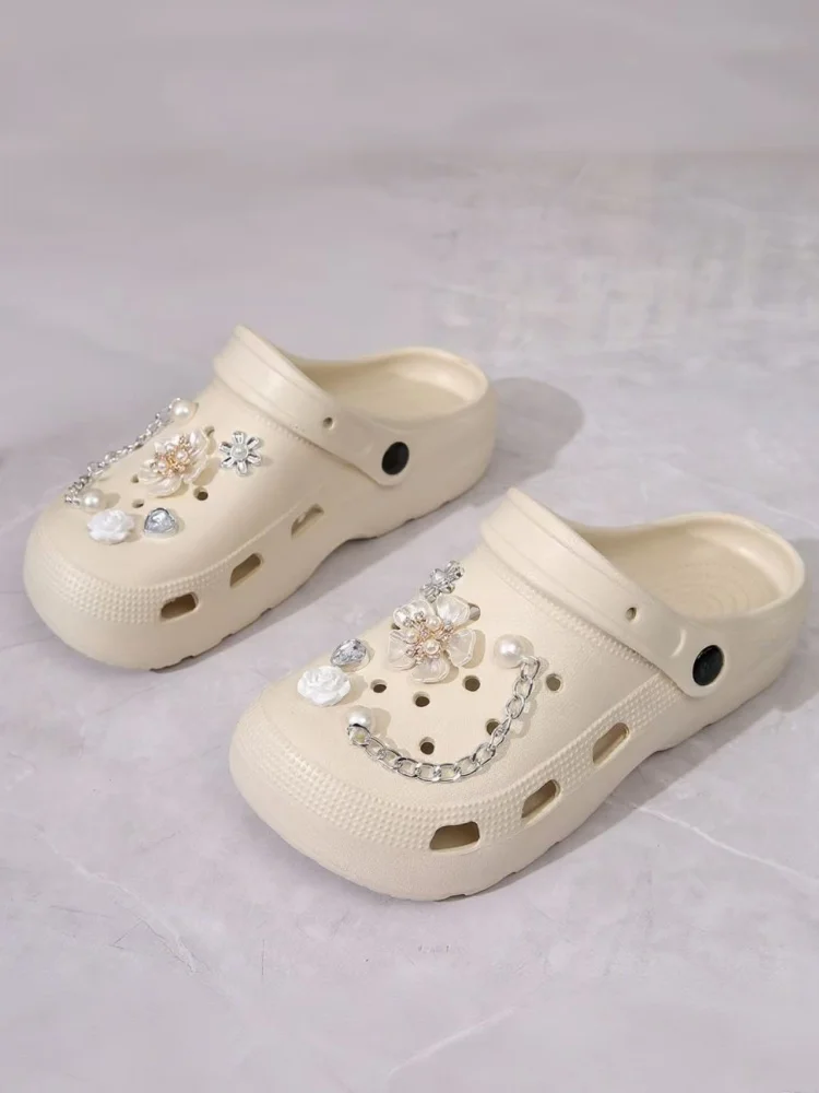 2025 nuevas zapatillas con agujeros para mujer de verano y otoño, zapatillas con punta de flor de perla y sensación de lujo