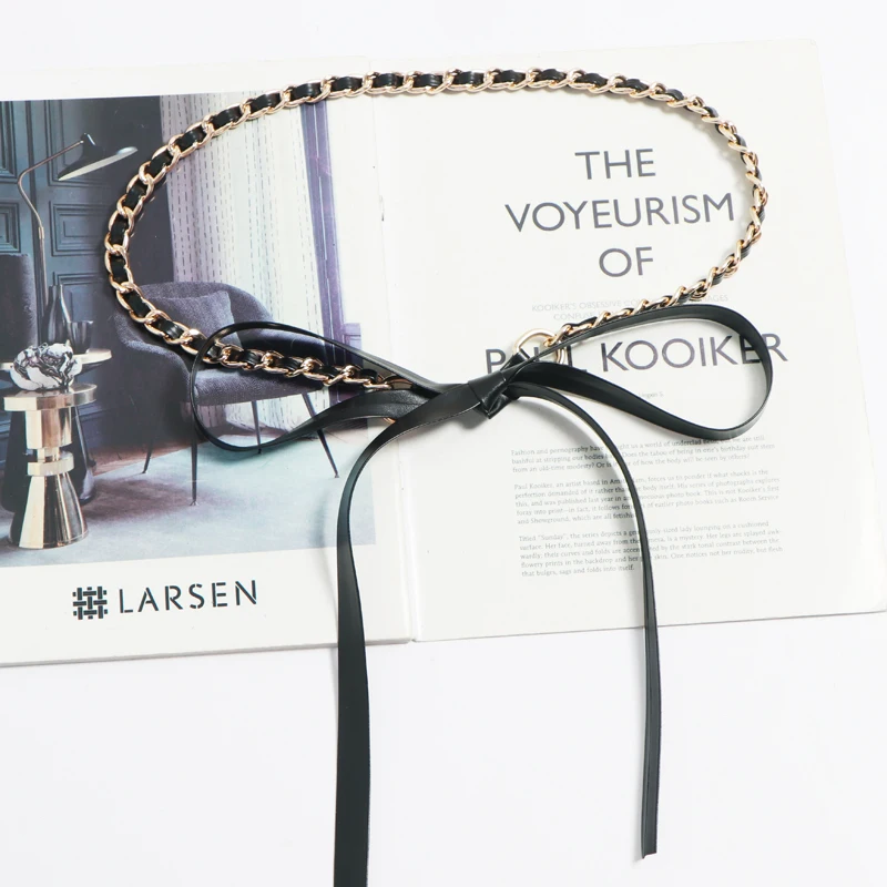 حزام جلدي نسائي أنيق بسلسلة معدنية سوداء مع حبل ربط وعقدة فراشة، إكسسوار سلسلة للسترات